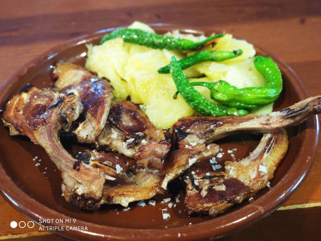 Comida en o cerca of this country house