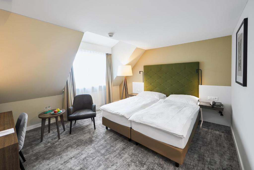 Postel nebo postele na pokoji v ubytování Hotel Löwen am See