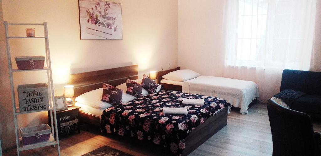ein kleines Zimmer mit 2 Betten und einem Fenster in der Unterkunft Monato in Poprad