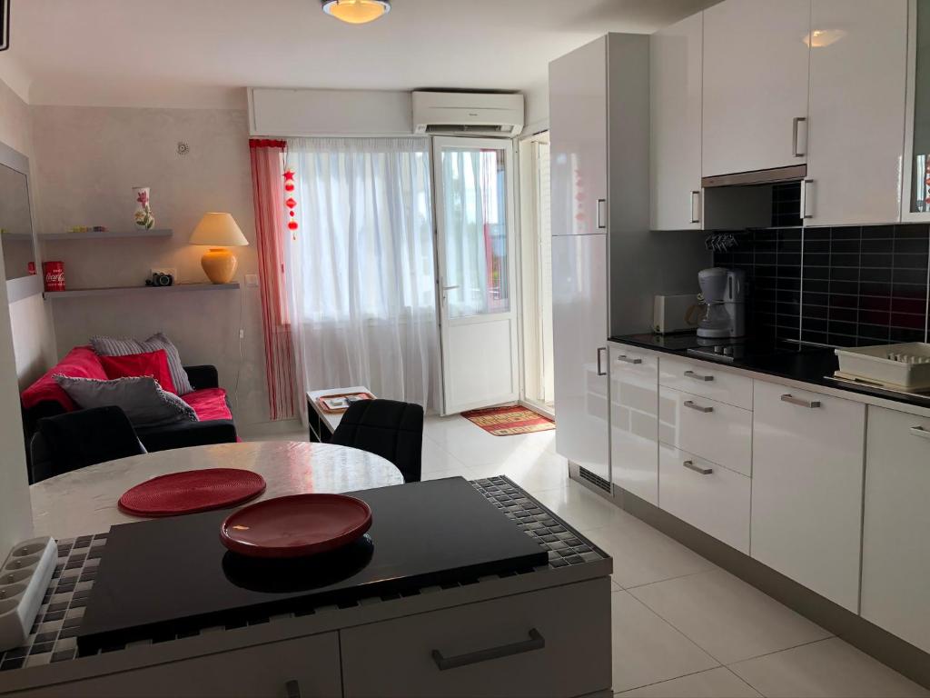 een keuken en een woonkamer met een tafel in een keuken bij Cannes Les Pins in Cannes