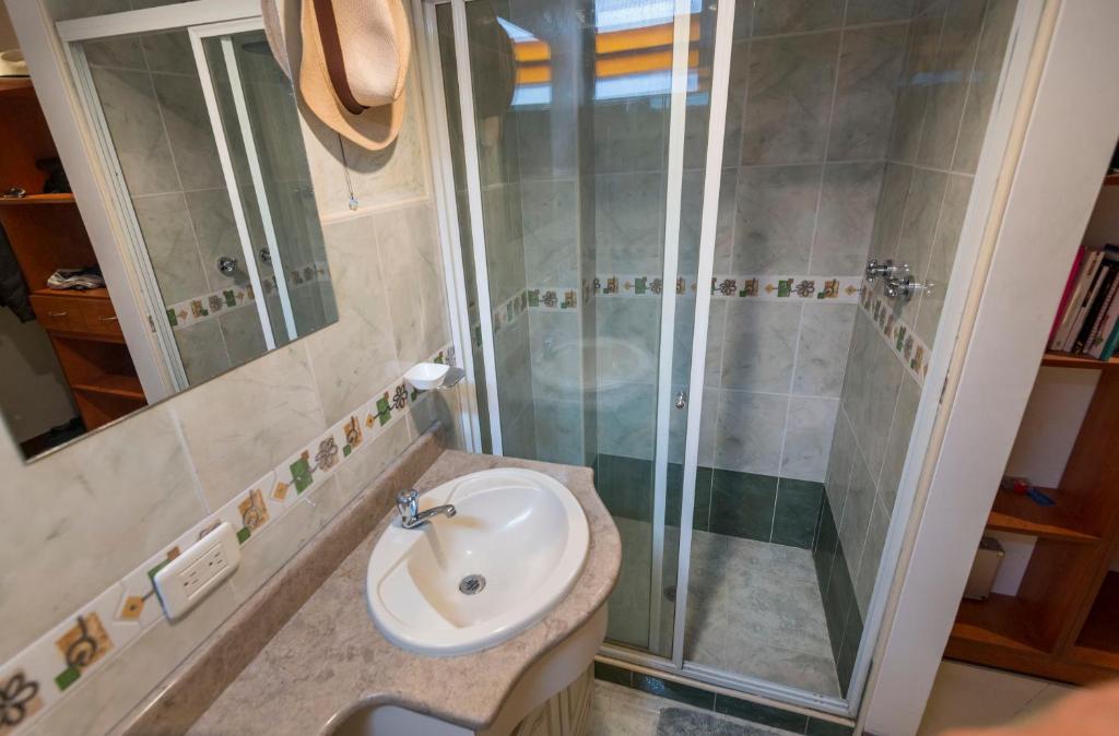 Koupelna v ubytování Poblado Guest House
