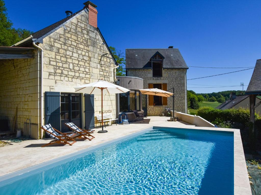 una piscina frente a una casa en Holiday home near Thizay with private pool, en Thizay