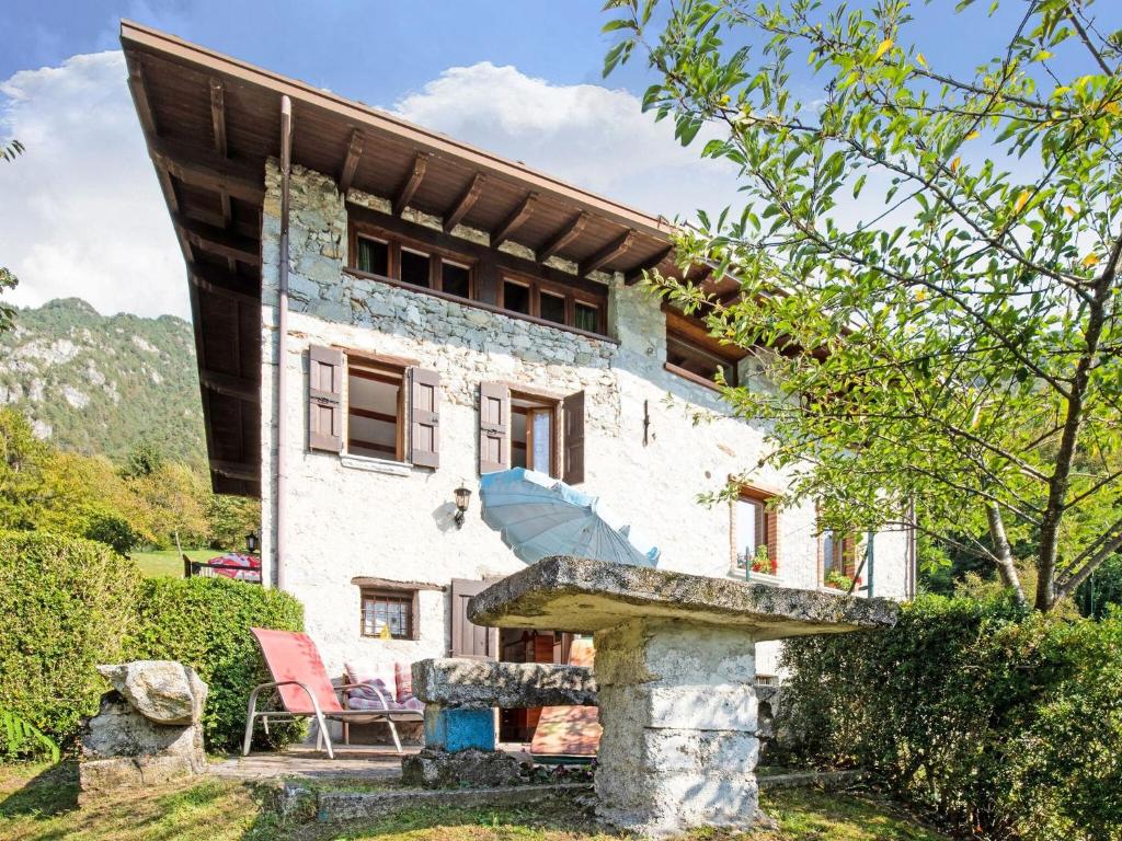 una casa con una escalera de piedra delante de ella en Belvilla by OYO Fienile Regoli Quattro, en Crone