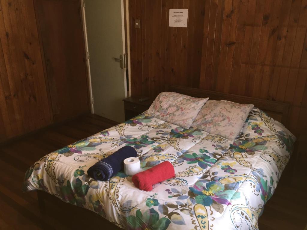 1 cama con 2 almohadas y toallas en Eliodoro Yañez Casa o chalet en Valdivia