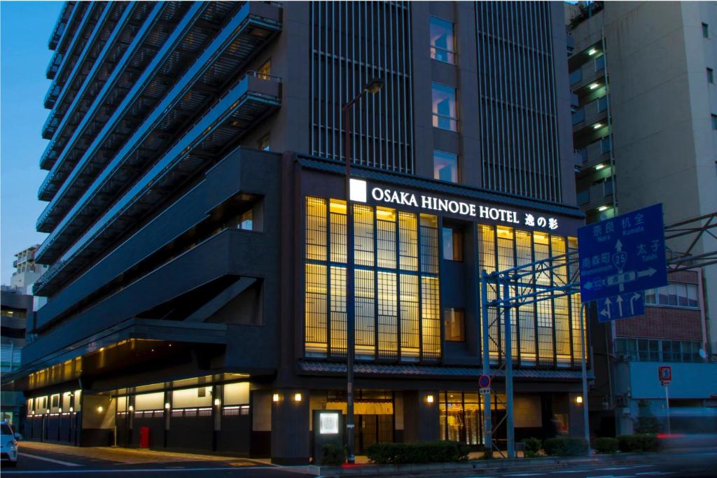 un edificio con un cartel que lee Casa Hirsch Hotel Bay en Hot Spring from Deep Water Osaka Hinode Hotel Nipponbashi en Osaka