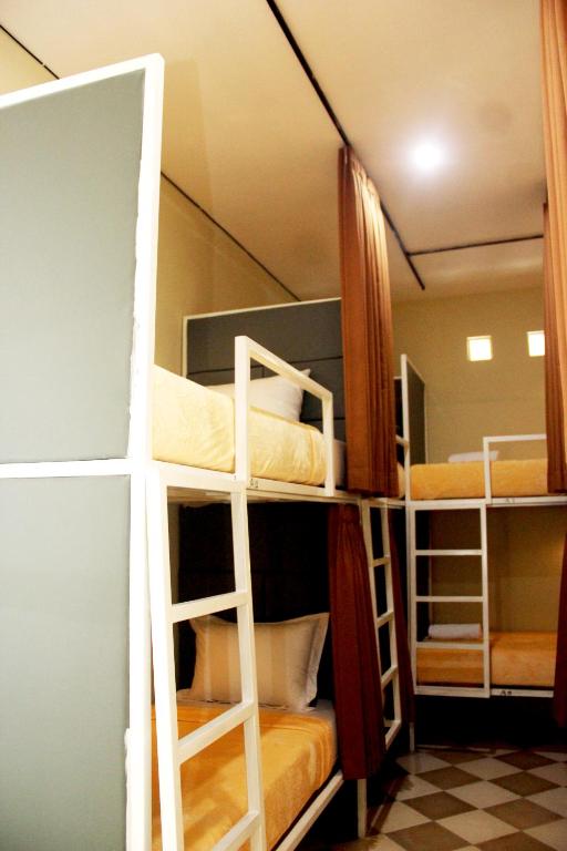 Palanda nebo palandy na pokoji v ubytování ALA Hostel