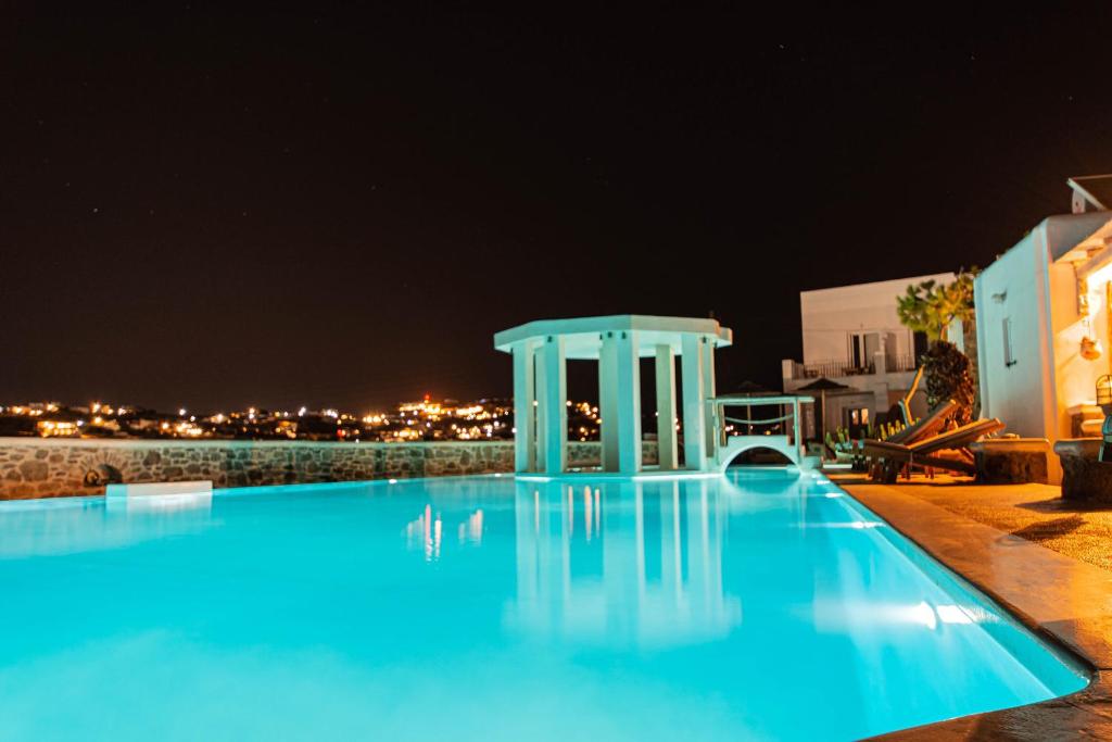 una piscina notturna con gazebo di Peristeronas Village a Klouvas