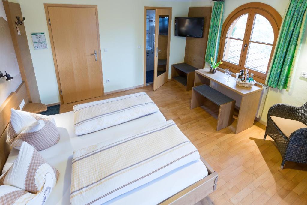 Postel nebo postele na pokoji v ubytování Hotel und Apartements im Forellenbach