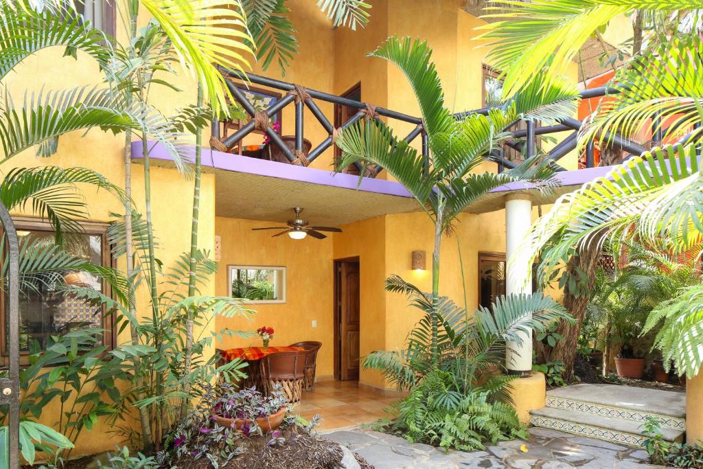 Zahrada ubytování Villas del Rio 1BR1BA with dipping pool 1 block from beach New Listing