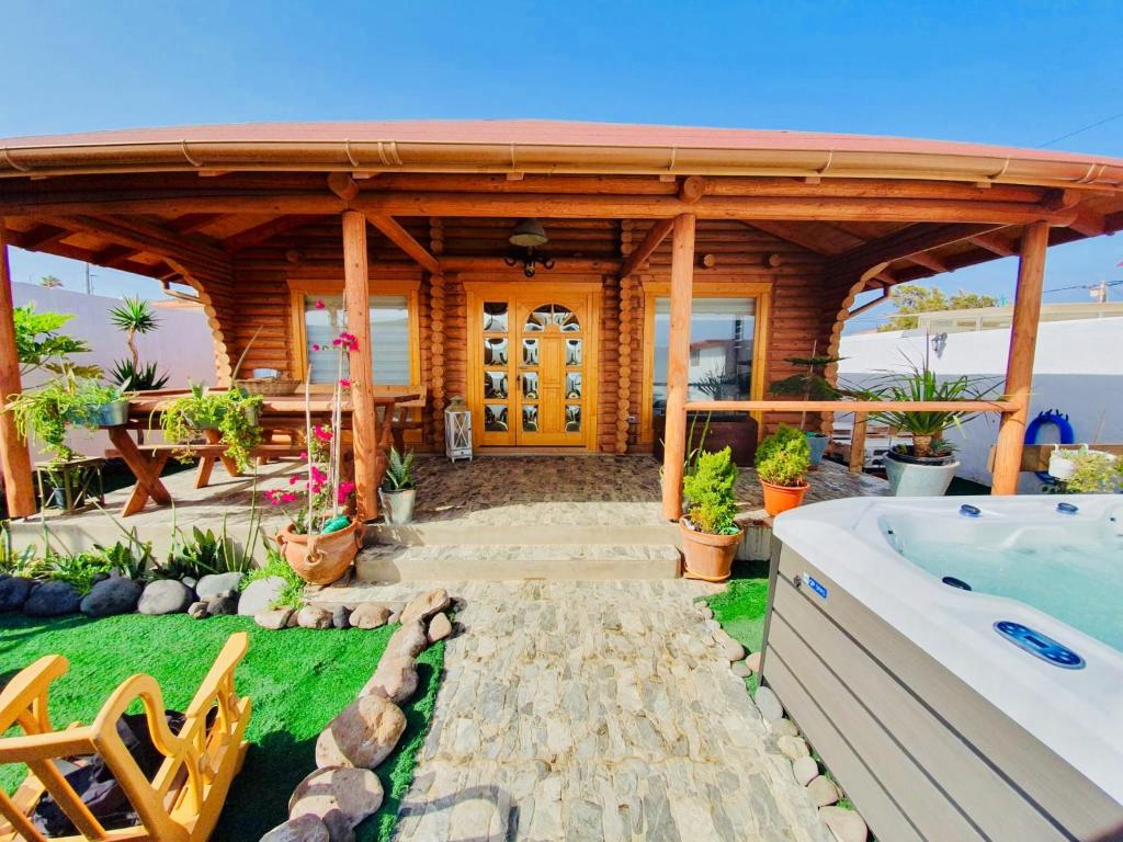 una casa con piscina y jacuzzi en Wild House en Las Palmas de Gran Canaria