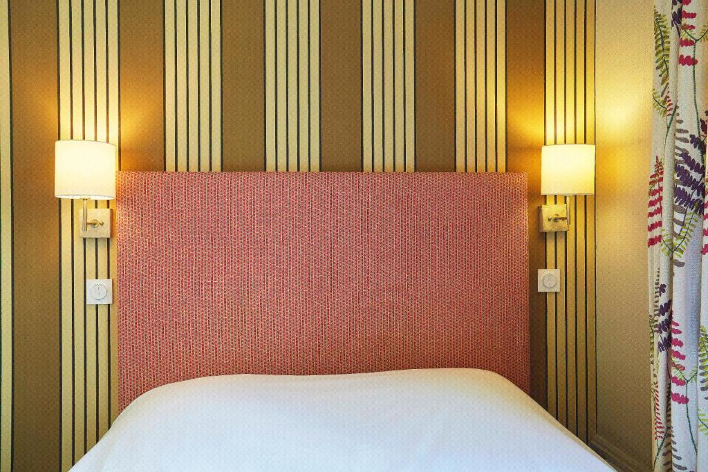 Postel nebo postele na pokoji v ubytování Hôtel Vaubecour - Centre Lyon Ainay - Perrache
