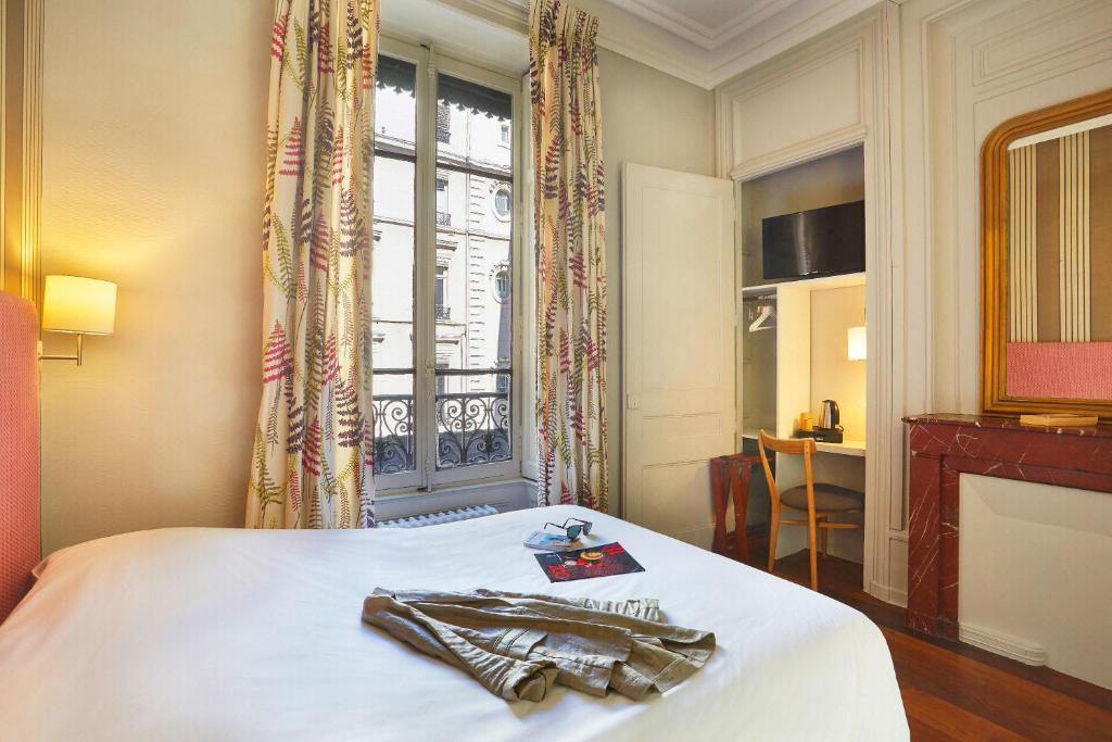 Postel nebo postele na pokoji v ubytování Hôtel Vaubecour - Centre Lyon Ainay - Perrache
