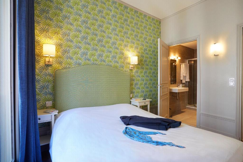 Postel nebo postele na pokoji v ubytování Hôtel Vaubecour - Centre Lyon Ainay - Perrache