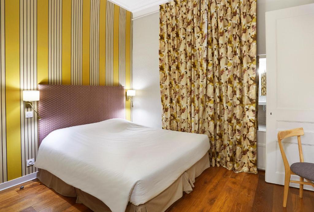 Postel nebo postele na pokoji v ubytování Hôtel Vaubecour - Centre Lyon Ainay - Perrache