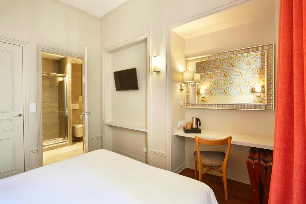 Postel nebo postele na pokoji v ubytování Hôtel Vaubecour - Centre Lyon Ainay - Perrache