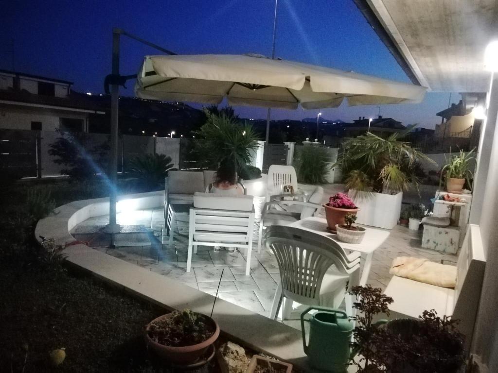 Un patio o zona al aire libre en A casa di cinzia