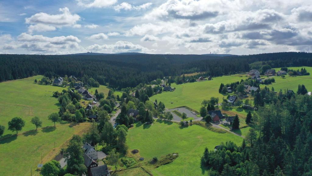 una vista aérea de un pequeño pueblo en un campo verde en Ferienwohnungen Börnert, en Tellerhäuser