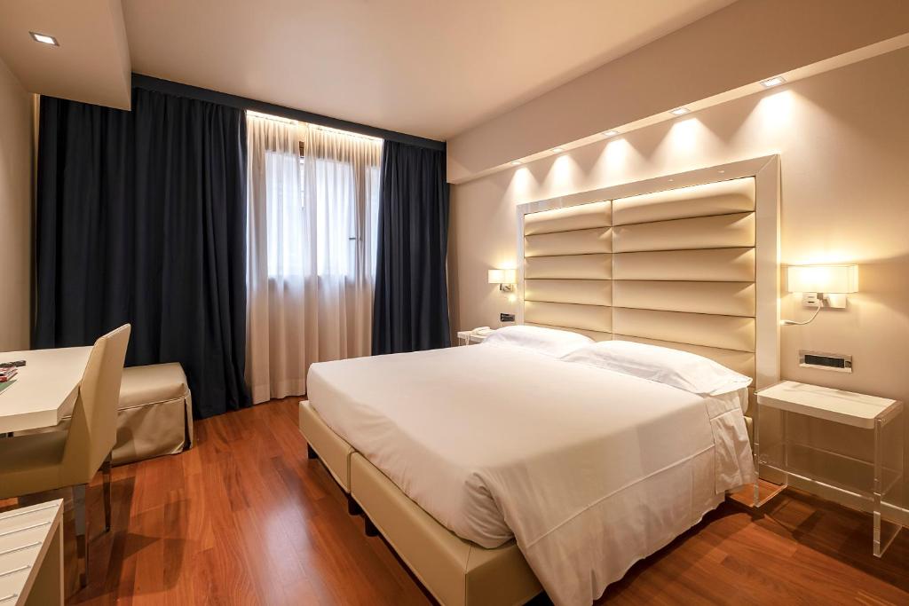 Postel nebo postele na pokoji v ubytování Hotel Touring