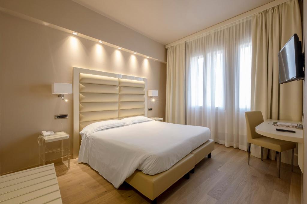 Postel nebo postele na pokoji v ubytování Hotel Touring