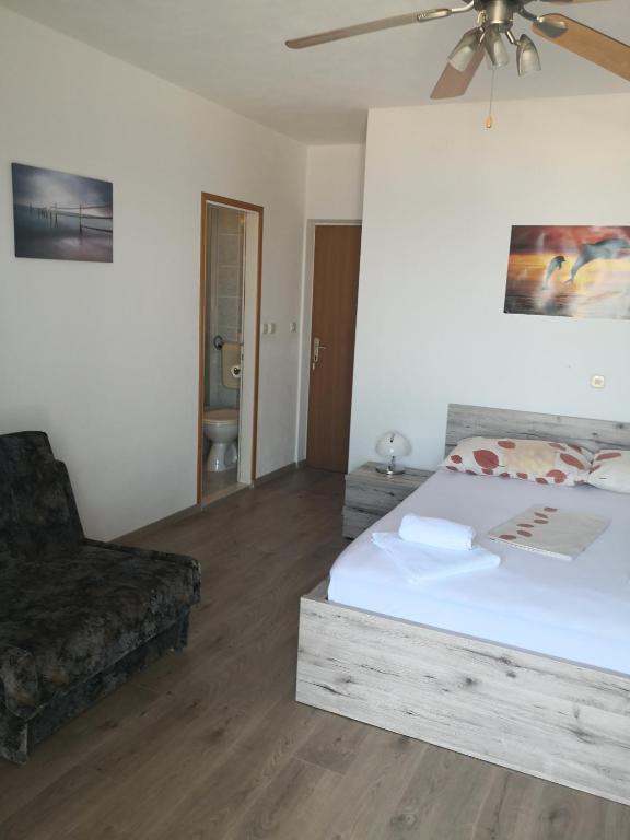 Łóżko lub łóżka w pokoju w obiekcie Apartments Kresic