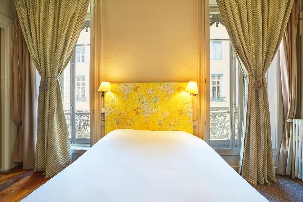 Postel nebo postele na pokoji v ubytování Hôtel Vaubecour - Centre Lyon Ainay - Perrache