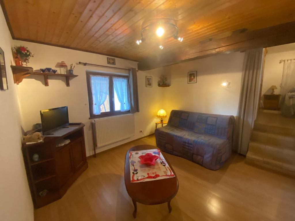 sala de estar con sofá y mesa en Gite Lammer, en Artolsheim