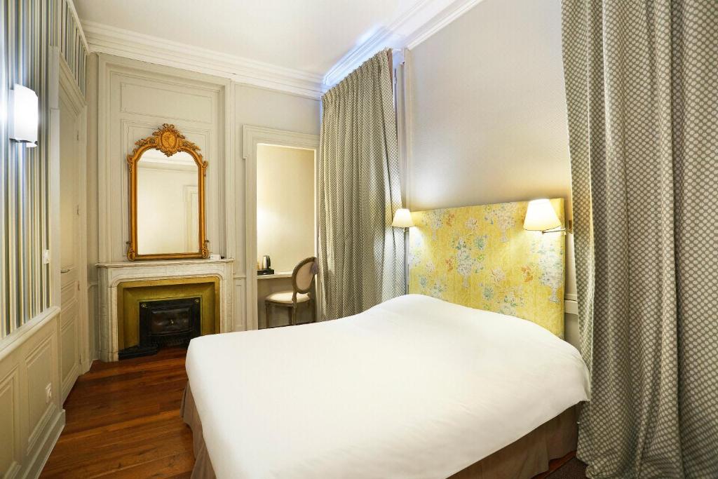 Postel nebo postele na pokoji v ubytování Hôtel Vaubecour - Centre Lyon Ainay - Perrache
