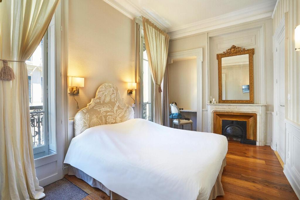 Postel nebo postele na pokoji v ubytování Hôtel Vaubecour - Centre Lyon Ainay - Perrache