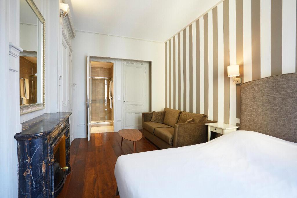 Postel nebo postele na pokoji v ubytování Hôtel Vaubecour - Centre Lyon Ainay - Perrache