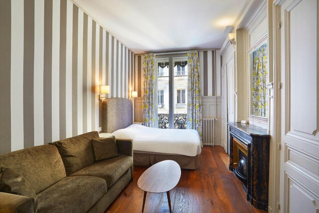 Postel nebo postele na pokoji v ubytování Hôtel Vaubecour - Centre Lyon Ainay - Perrache