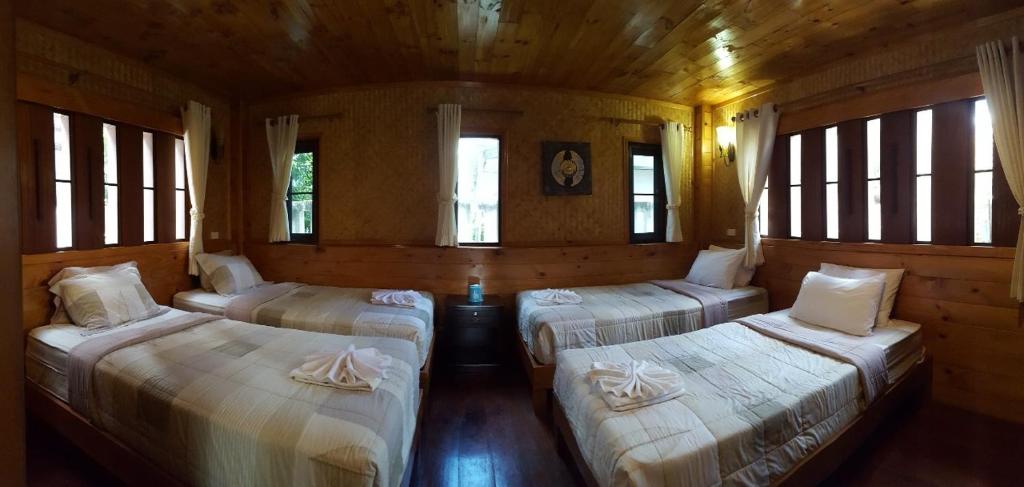 Voodi või voodid majutusasutuse Baan Soontree Resort toas