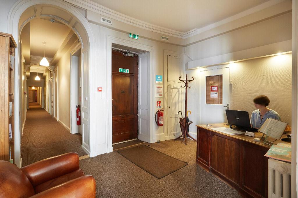 TV a/nebo společenská místnost v ubytování Hôtel Vaubecour - Centre Lyon Ainay - Perrache