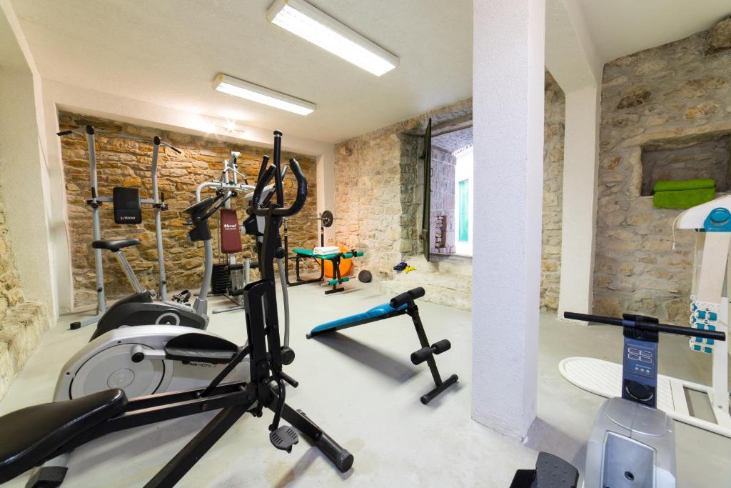 Posilňovňa alebo fitness centrum v ubytovaní Holiday Home Škeljo