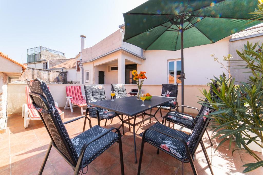 Patio alebo iná vonkajšia časť ubytovania Holiday Home Škeljo