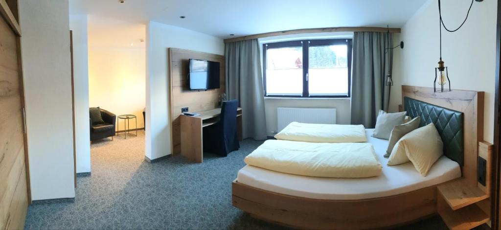 Postel nebo postele na pokoji v ubytování alpenrose hotel-garni