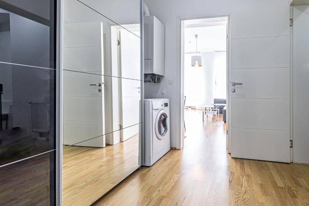 a kitchen with a washer and dryer in a room at Ley Apartments Vienna in Vienna