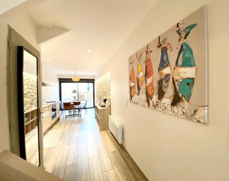 un couloir d'une maison avec des planches de surf sur le mur dans l'établissement Au pied de La Cité, piscine, vue extraordinaire, gîte La Trivala, à Carcassonne