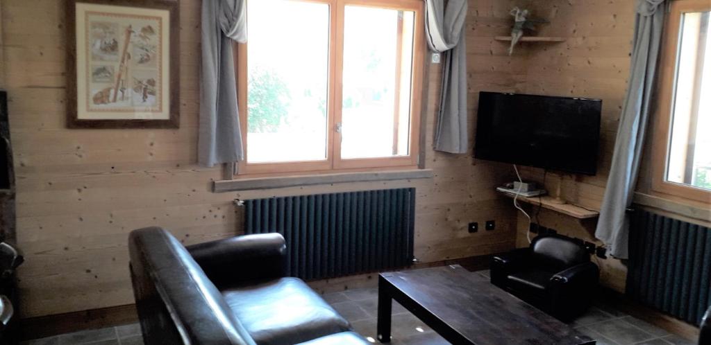 TV a/nebo společenská místnost v ubytování Le Chalet des Fées
