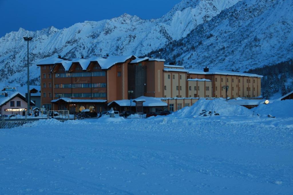 Nespecifikovaný výhled na hory nebo výhled na hory při pohledu z hotelu