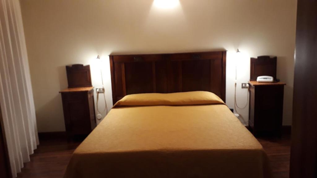 Postel nebo postele na pokoji v ubytování Hotel Due Mori No air conditioning