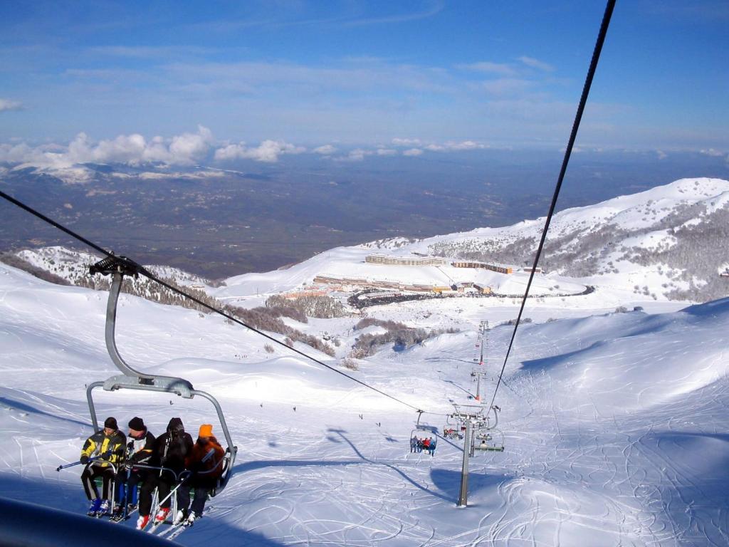 a group of people on a ski lift in the snow at La Veranda sul Matese - Appartamento a Campitello Matese in San Massimo