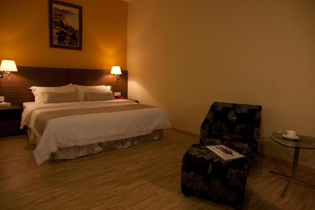 Postel nebo postele na pokoji v ubytování Pine Tree Hotel