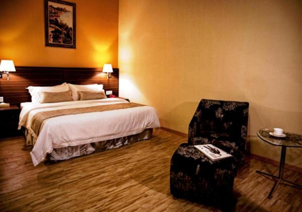 Postel nebo postele na pokoji v ubytování Pine Tree Hotel