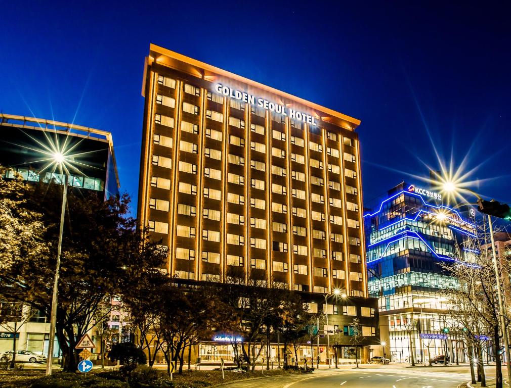 un bâtiment d'hôtel avec un panneau sur celui-ci la nuit dans l'établissement Golden Seoul Hotel, à Séoul