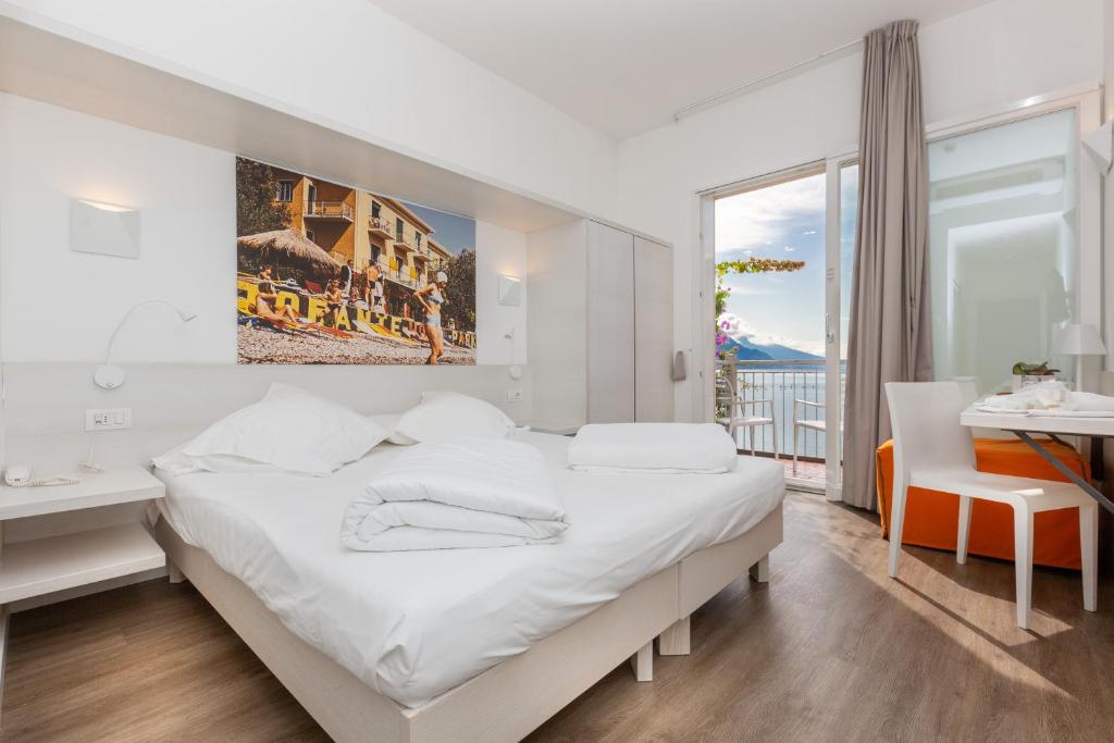 Postel nebo postele na pokoji v ubytování Hotel Baia Azzurra - Lake Front