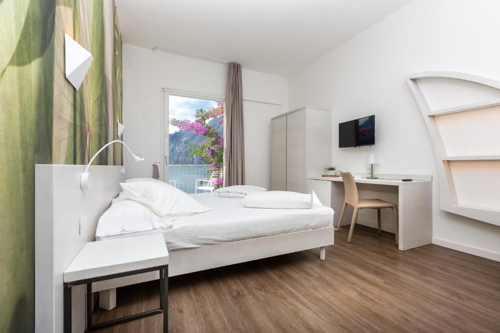 Postel nebo postele na pokoji v ubytování Hotel Baia Azzurra - Lake Front