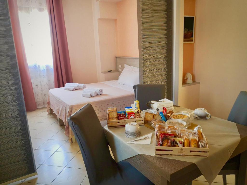 una habitación con una cama y una mesa con comida. en L’Arca - Bed & Breakfast in Lucera Centro, en Lucera