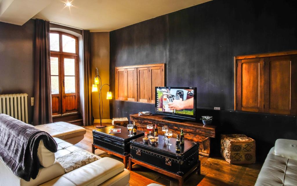 TV a/nebo společenská místnost v ubytování La Merveilleuse by Infiniti hôtel