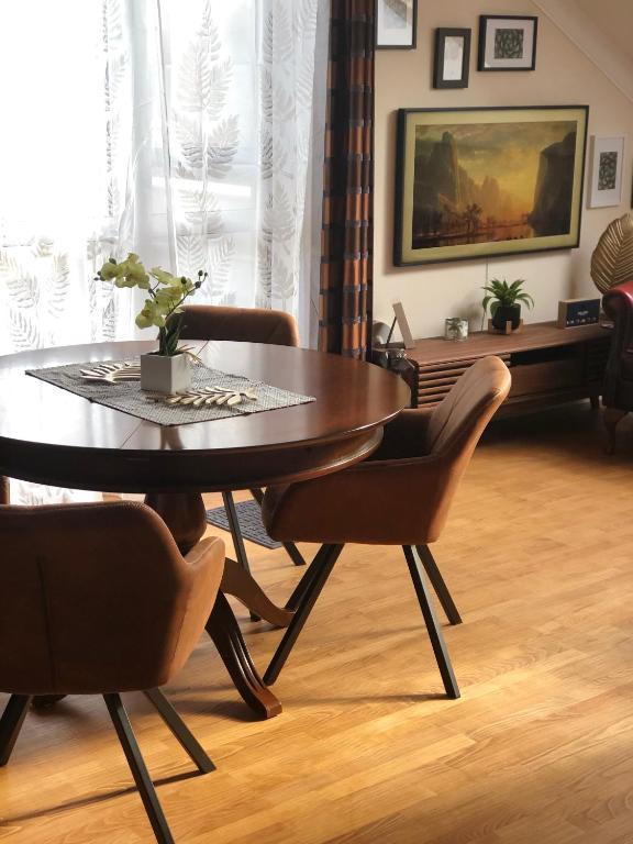 A seating area at Birdland Apartman