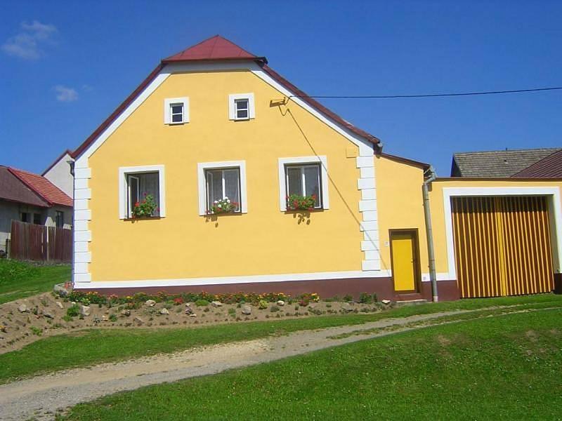 une maison jaune avec deux fenêtres et une porte dans l'établissement Chalupa u Smolíků, à Brtnice